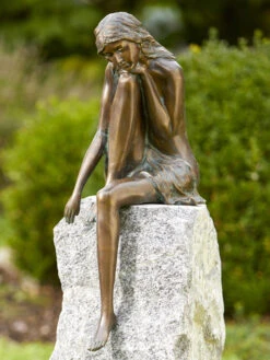 Bronzefigur Emanuelle Hoch (Art.Nr. 89009)